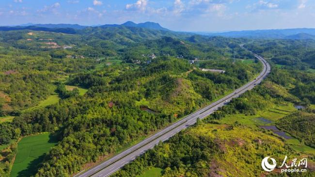江西会昌：银龙穿翠 路畅景美