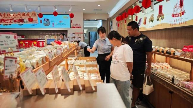 山东临沂一食品公司赶制炒鸡月饼 创意融合地方特色