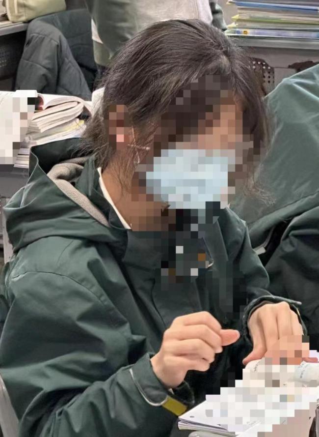 10后学生流行起“呆毛”发型 80 90 00后直呼看不懂