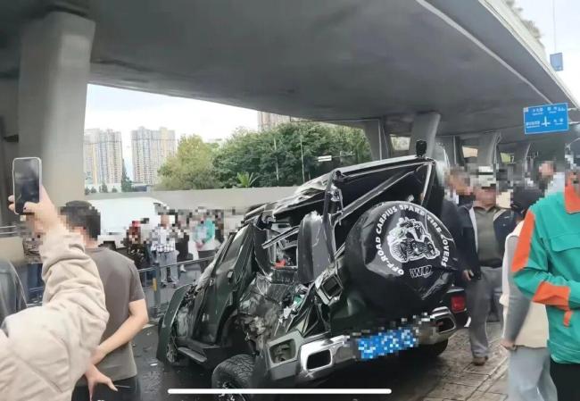 警方通报一越野车坠桥 事故致1死1伤