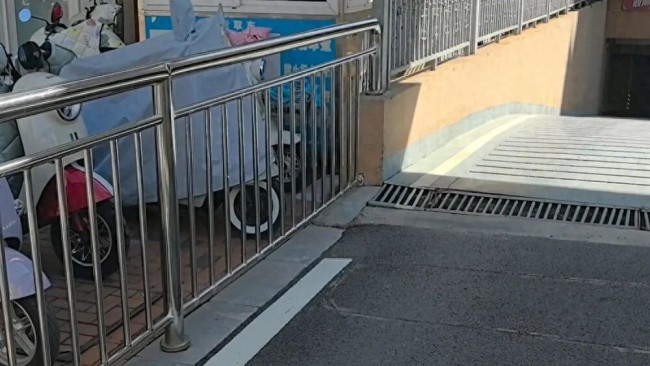 女子酒后在小区内挪车撞上护栏，法院认定小区道路属公共道路