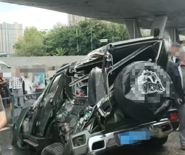 一车从高架坠落市民合力扶正