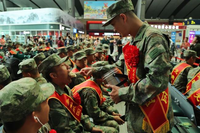 北京新兵奔赴军营 首都青年启程报国