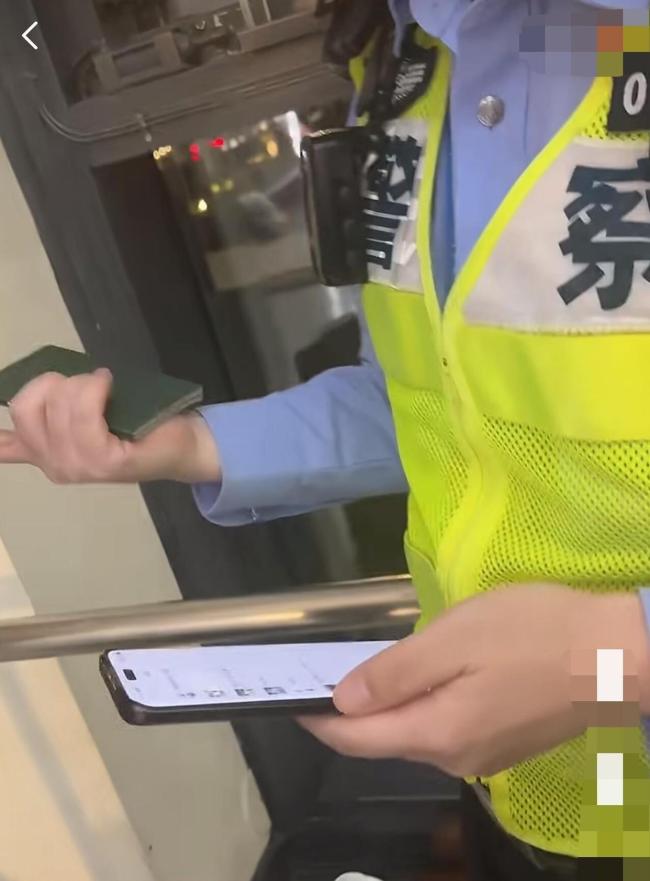 巴基斯坦人在浦东机场偷电脑被驱逐 咖喱味成线索