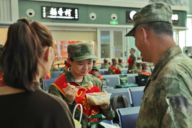 北京新兵奔赴军营 首都青年启程报国