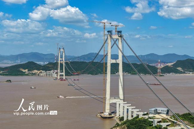 浙江舟山：双屿门特大桥首节钢箱梁成功吊装