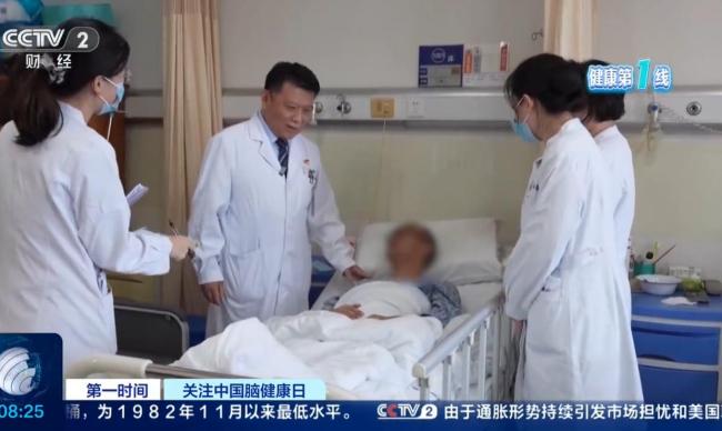 凌晨刷手机出现血管性痴呆，男子经常熬夜大脑像80岁
