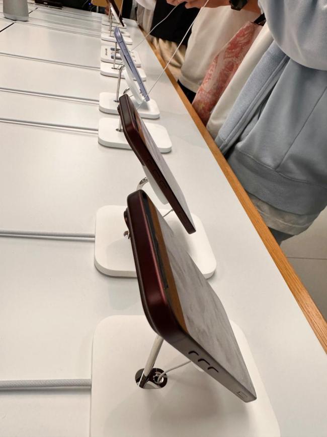 实探苹果门店：iPhone18黑色最早售罄 黄牛加价收货忙