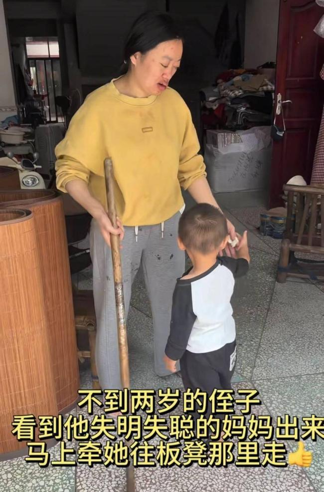 产后失明失聪女子：从不后悔生娃 罕见病家族的坚强面对
