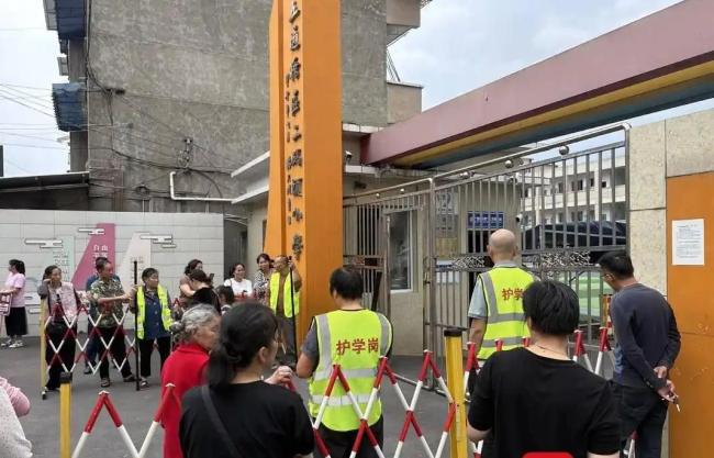 护学岗全是老年人 “自愿”能实现吗 责任不应压在家长肩上