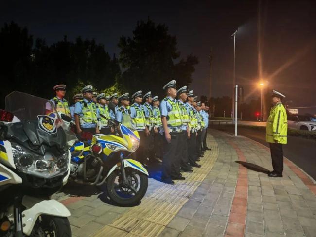 郑州严查摩托车“飙车炸街” 夜间交通违法整治行动
