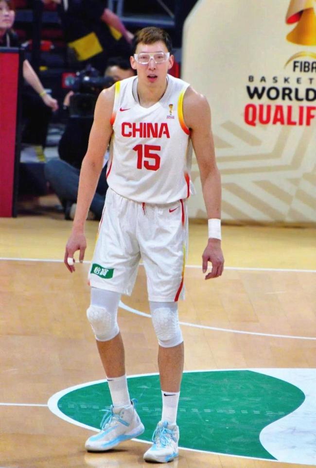 博主谈中国男篮亚运会惨败 周琦缺席成焦点