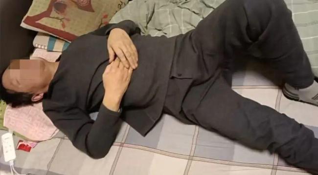 女子用老人卧床照向商家虚假索赔 虚构事实牟利被查