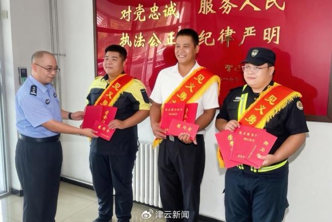 物业班长制服贴涉黄广告者获见义勇为 制止诈骗保护居民安全