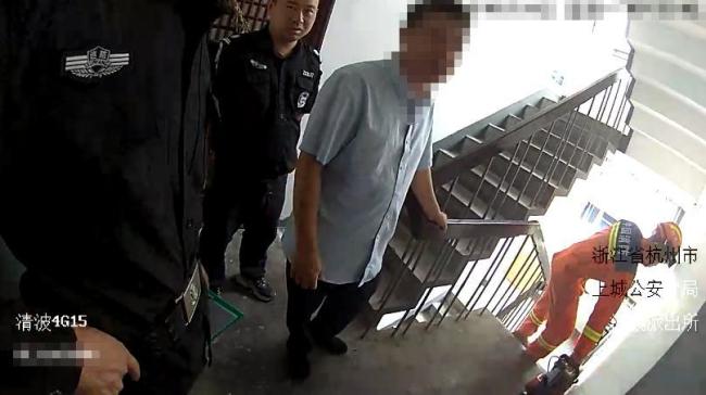 男子上班捡到求救纸条，报警后消防员翻窗救人 被困20小时老人获救