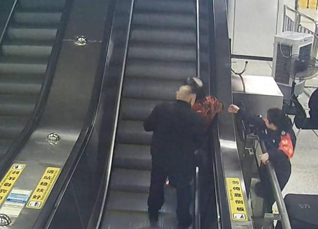 地铁站众人合力救下扶梯失衡老人:温情一幕暖人心