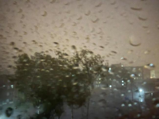 北京大雨下到模糊 雷电交加请注意防范