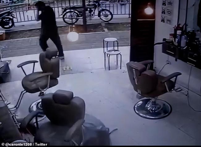 哥伦比亚男子街上遭枪击倒地命悬一线 街头枪杀频发引关注