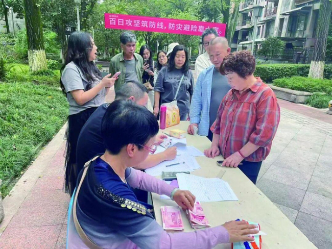 重庆一小区中秋发红包 每户1000元 业主笑开颜