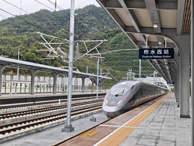 西渝高铁西安至安康段开通运营 秦岭隧道信号满格