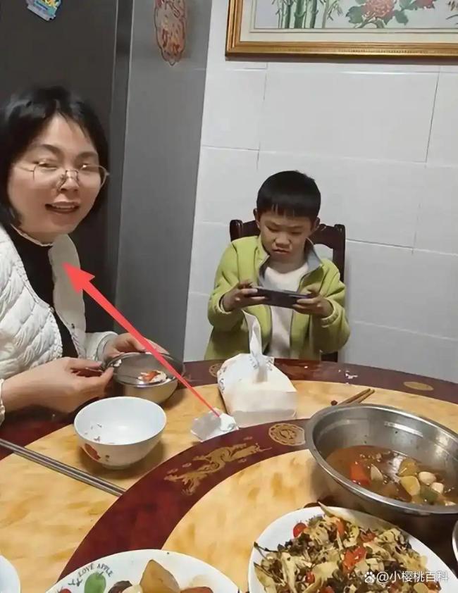 妈妈拿巨型碗劝2米01儿子好好吃饭 独立与宠爱的边界
