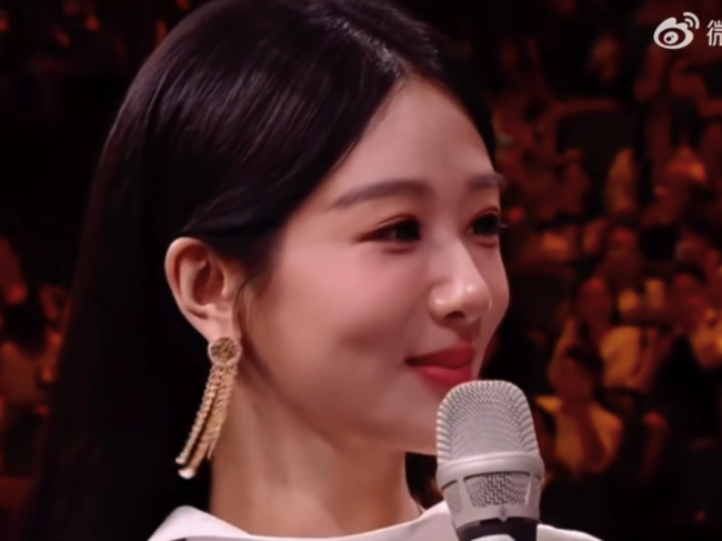 杨紫未拿奖从容离场状态松弛，她的松弛不是一天练成的