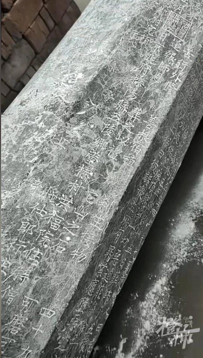 西安村民在菜地挖出800年前大石柱 金代经幢再现