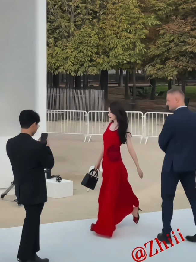 迪丽热巴迪奥专车入场 秀场显露引热议