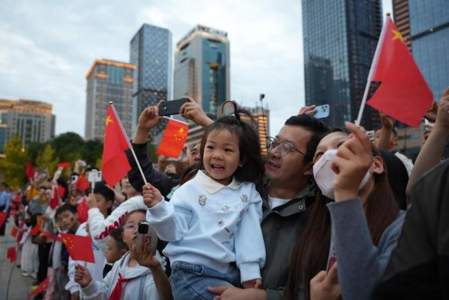 成都天府广场6.2万人观看升旗仪式 国旗之下，家国同心