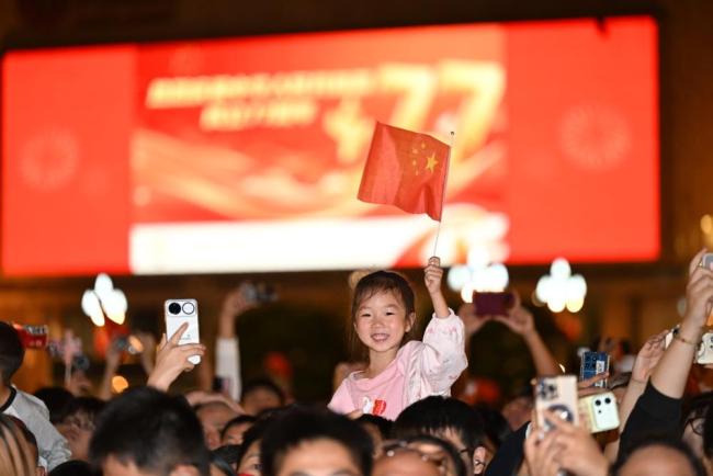 成都天府广场6.2万人观看升旗仪式 国旗之下，家国同心