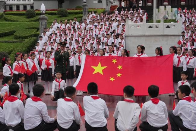 重庆人民广场举行国庆节升国旗仪式 市民共庆祖国华诞