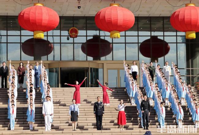 青岛举行国庆升国旗仪式 共祝国泰民安