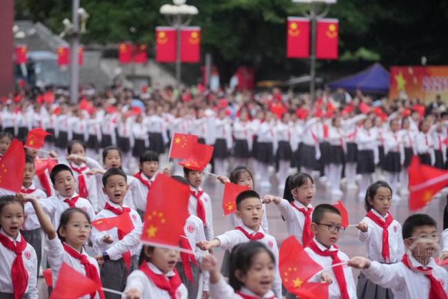 重庆人民广场举行国庆节升国旗仪式 市民共庆祖国华诞