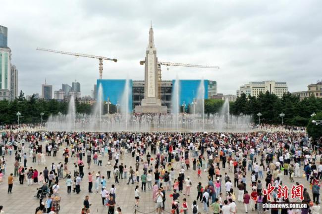 国庆节江西南昌八一广场迎参观热 花景音乐喷泉成亮点
