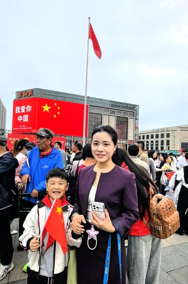 爸爸扛60多斤女儿看升旗硬扛30多分钟 爱国热情满满