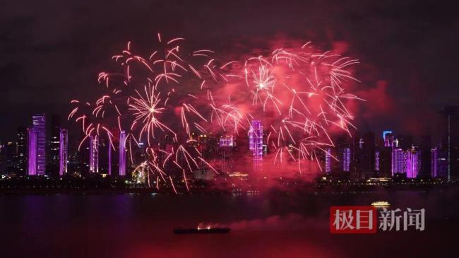 媒体：一江烟火 璀璨武汉