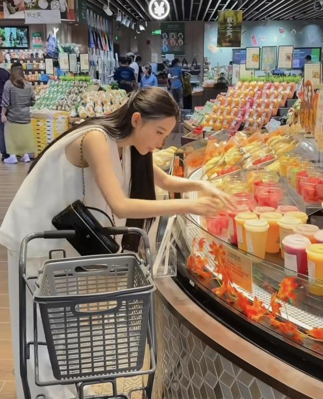 潘玮柏老婆疑似怀孕 超市购物显孕态