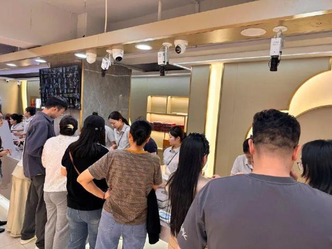 金店客流暴涨 金镯子半天卖空 金价下跌激发购买热情
