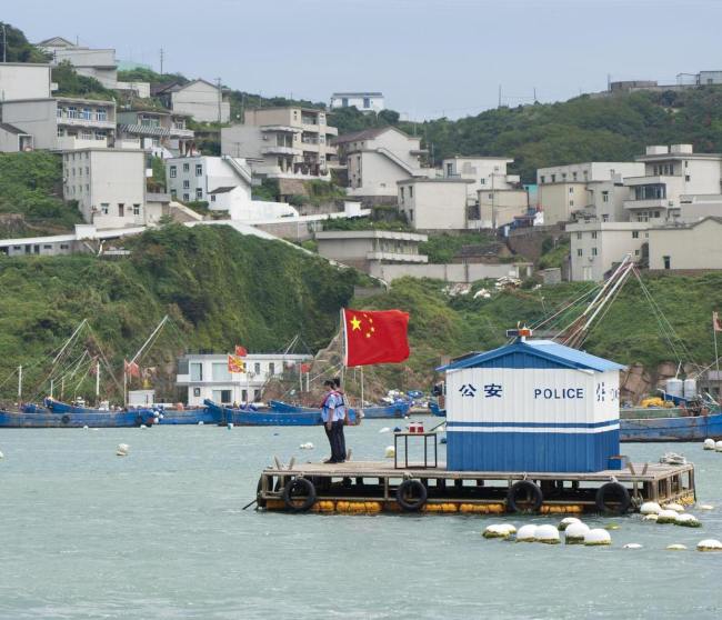 浙江嵊泗枸杞岛海上升起国旗