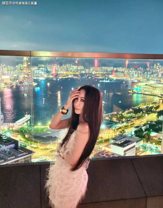 温碧霞结婚26周年晒照 岁月静好的陪伴