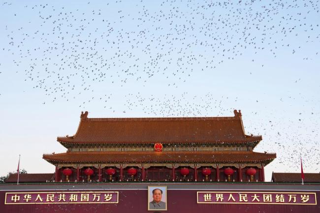 一抹中国红 见证跨越时代的奔赴 薪火相传共奋进