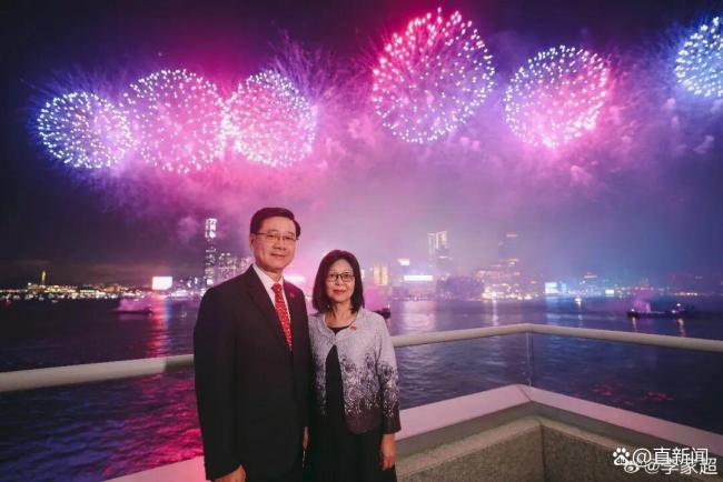 李家超晒和太太看维港国庆烟花合影 璀璨夜空庆华年