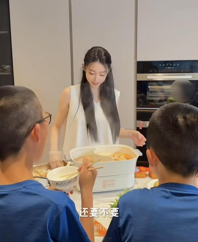 潘玮柏老婆疑似怀孕 超市购物显孕态