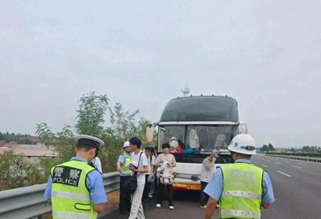车辆故障被困高速 民警暖心帮助