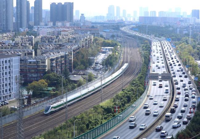 假期自驾出行这份拥堵应急清单请收好 应对高峰车流必备