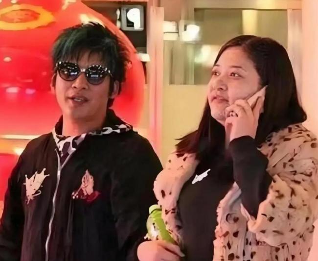 难怪那么多艺人最后和经纪人结婚了 共事多年情深意切