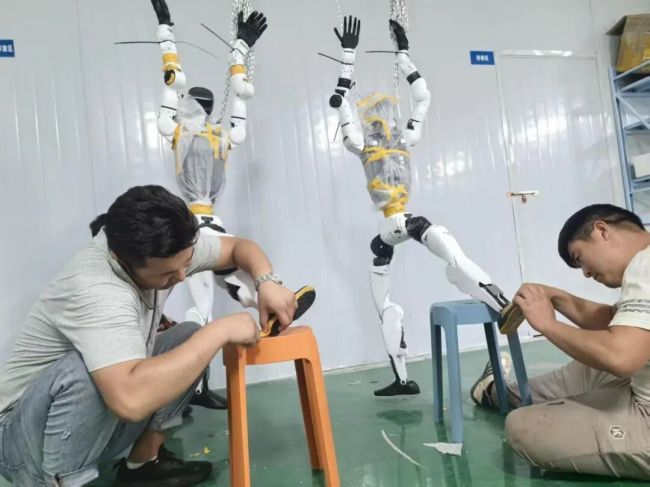 家电维修师傅开始修人形机器人 科技服务新职业兴起