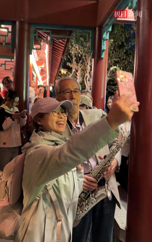 “大明湖最有腔调爷爷”国庆夜现身 萨克斯音乐会嗨翻全场