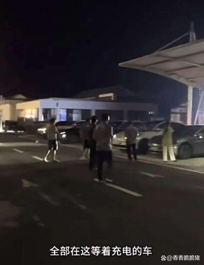 高速等5个小时充电车主发声 充电桩供需矛盾凸显