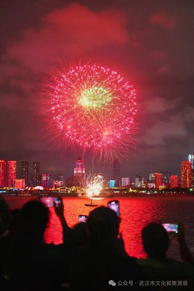武汉“相约长江看烟花”刷屏海外 江城夜空绽放璀璨